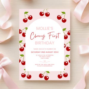 Może przedstawiać: Różowe i białe zaproszenie na urodziny z motywem wiśni. Zaproszenie zawiera napis "Mollie's Cherry First Birthday" i zawiera informacje o imprezie, w tym datę, godzinę i dane kontaktowe do RSVP.