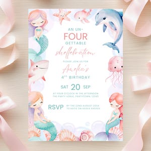 Puede incluir: Una invitación de cumpleaños con temática de sirenas con ilustraciones de acuarela. La invitación presenta sirenas, un delfín, un tiburón y otras criaturas marinas. El texto incluye "An Un-Four-Getable Shellebration" y detalles para el 4º cumpleaños de Amelia.