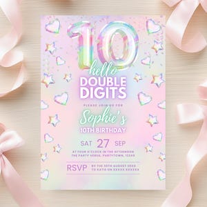 Könnte beinhalten: Eine Geburtstagseinladung in Pastellfarben mit dem Text "hello DOUBLE DIGITS" und "Sophie's 10th Birthday". Das Design umfasst holografische 10er-Ballons, Sterne und Herzen. Die Einladung befindet sich auf einem weichen, farbverlaufenden Hintergrund.