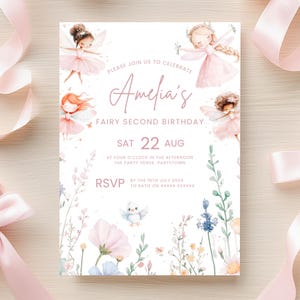 Peut inclure: Une carte d'invitation rose et blanche avec une illustration aquarelle de fées et de fleurs. Le texte sur la carte indique "Veuillez vous joindre à nous pour célébrer le deuxième anniversaire de fée d'Amelia, sam. 22 août, à 16h00, le lieu de la fête, Partytown, RSVP avant le 16 juillet 20XX à Katie au XXXXX XXXXXX".