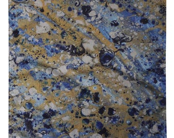 Bandana Ocean Dream: Lenço abstrato em tons de azul e verde-água, acessório costeiro.