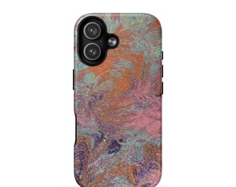 Puede incluir: Una funda de teléfono con un diseño abstracto colorido. La funda presenta un patrón arremolinado de tonos naranja, rosa, morado y turquesa, con un acabado brillante. La funda tiene botones laterales negros y un recorte para la cámara.