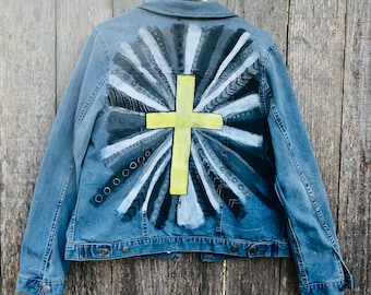 Mujer de fe pintada chaqueta Jean con cruz amarilla