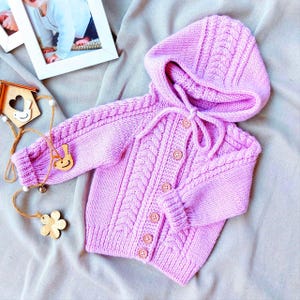 Baby-Zopfmuster Strickjacke mit Kapuze, Strickmuster PDF - Fortgeschritten, Diagrammbasiert, von oben nach unten nahtlos, Größen 0-3 M bis 3-4Y