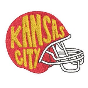 Puede incluir: Parche bordado rojo y amarillo de un casco de fútbol con las palabras "Kansas City" en él.