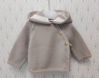 paletot, veste à capuche pour bébé laine merinos beige et blanc cassé tricoté main boutons en bois oursons