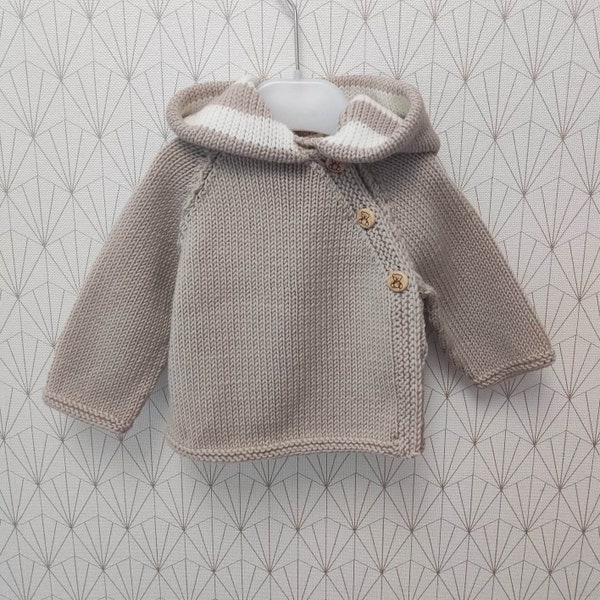 paletot, veste à capuche pour bébé laine merinos beige et blanc cassé tricoté main boutons en bois oursons