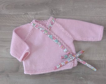 Brassière bébé cache coeur naissance, layette  tricotée main en laine mérinos rose et tissu liberty Betsy