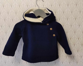 overjas, jasje met capuchon voor baby merinowol marineblauw en gebroken wit handgebreide houten knopen teddyberen