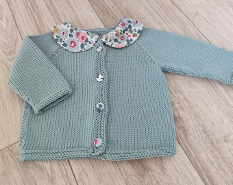 Gilet bébé tricoté à la main en laine mérinos céladon  , col claudine et boutons en tissu liberty betsy