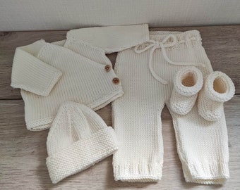 Heart wrap bra, hat, slippers and matching pants set in off-white merino wool and wooden buttons