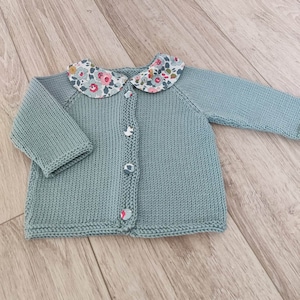 Gilet bébé tricoté à la main en laine mérinos céladon , col claudine et boutons en tissu liberty betsy image 1