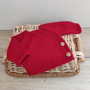 Brassière bébé cache coeur naissance, layette tricotée main en laine mérinos rouge et boutons bois image 1