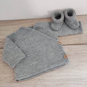 Ensemble tricot brassière cache coeur et chaussons assortis en laine mérinos gris clair et boutons bois image 1