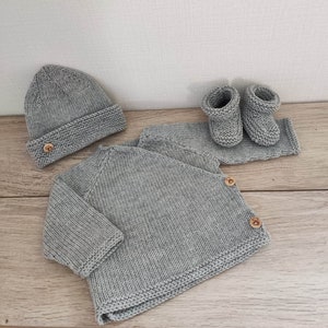 Ensemble tricot brassière cache coeur bonnet et chaussons assortis en laine mérinos gris clair et boutons bois image 3