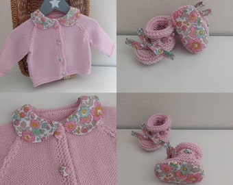 Ensemble gilet bébé rose tricoté main et chaussons assortis  en laine mérinos rose et liberty betsy