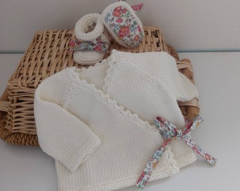 Ensemble brassière bébé cache coeur, layette tricotée à la main en laine blanc cassé, chaussons assortis et tissu liberty félicité