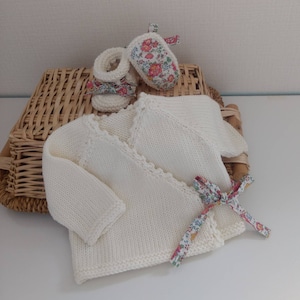 Ensemble brassière bébé cache coeur, layette tricotée à la main en laine blanc cassé, chaussons assortis et tissu liberty félicité image 1