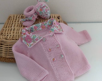 Chaqueta, chaleco de bebé de doble botón y zapatillas de lana merino rosa de punto cuello de mano y botones cubiertos con tela liberty