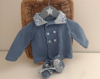 Veste, gilet bébé double boutonnage et chaussons assortis en laine mérinos bleu tricotés main col et boutons recouvert de tissu liberty
