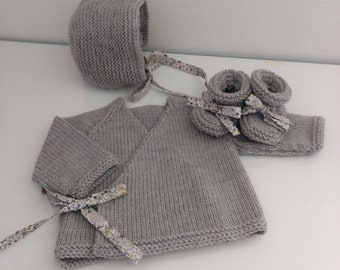 Ensemble bébé brassière, chaussons et béguin en laine mérinos taupe et tissu liberty adelajda