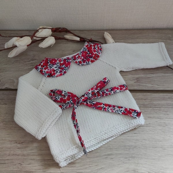 Brassière layette bébé tricotée en laine mérinos blanche, col claudine et liens en tissu liberty