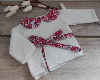 Brassière layette bébé tricotée en laine mérinos blanche, col claudine et liens en tissu liberty