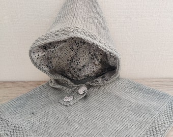 Poncho capa con capucha para bebé tejido a mano en lana merino gris capota forrada con tejido liberty