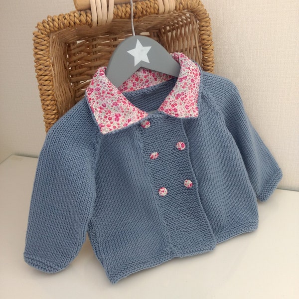 Veste, gilet bébé double boutonnage en laine mérinos bleu  tricotée main col et boutons recouverts de tissu liberty phoebe rose