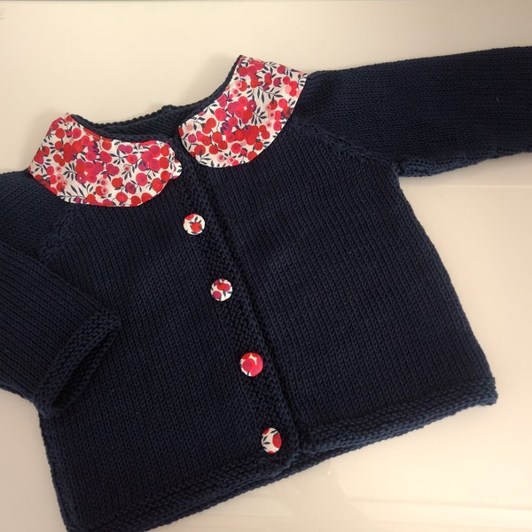 Gilet bébé tricoté à la main en laine mérinos bleu marine avec col claudine pour bébé