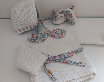 Ensemble bébé brassière, chaussons et béguin en laine mérinos blanche et tissu liberty betsy porcelaine