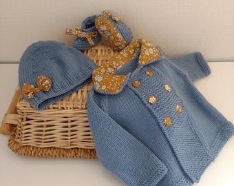 Baby layette set in blue merino wool: double-breasted jacket, hat and booties combined with liberty capel