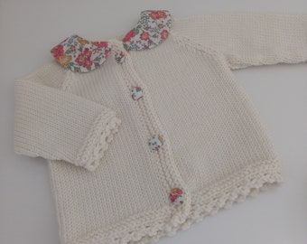 Hand-knitted baby cardigan in off-white merino wool, peter pan collar and buttons in Liberty Felicite fabric