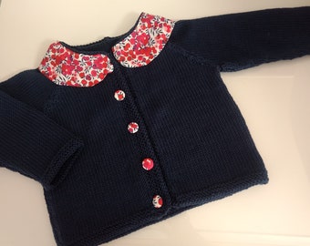 Hand-knitted baby cardigan in navy blue merino wool with peter pan collar for baby