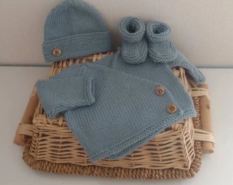 Knitted set of heart-shaped bra, hat and matching slippers in celadon green merino wool and wooden buttons