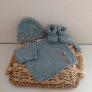 Ensemble tricot  brassière cache coeur  bonnet et chaussons assortis en laine mérinos vert céladon et boutons bois