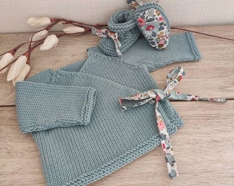 Ensemble brassière bébé cache coeur, layette tricotée à la main en laine céladon, chaussons assortis et tissu liberty betsy