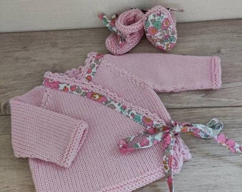 Ensemble brassière bébé cache coeur, layette tricotée à la main en laine rose, chaussons assortis et tissu liberty betsy