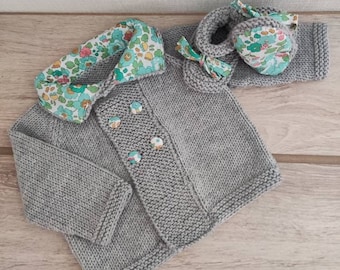 Veste, gilet bébé double boutonnage et chaussons assortis en laine mérinos grise tricotés main col et boutons recouvert de tissu liberty