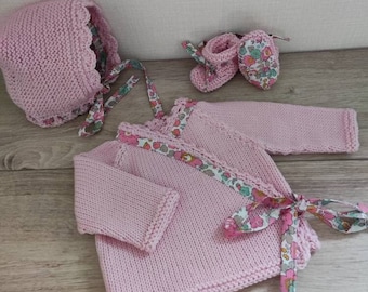 Ensemble bébé brassière, chaussons et béguin en laine mérinos rose et tissu liberty Betsy