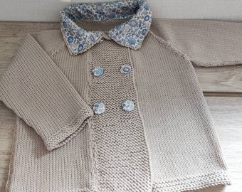 Veste, gilet bébé double boutonnage  en laine mérinos beige tricotée main col et boutons recouvert de tissu liberty d'anjo