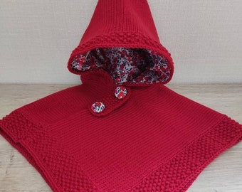 Poncho à capuche  cape pour bébé tricoté main en laine mérinos rouge capuche doublée de tissu liberty