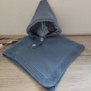 Kapuzenponcho, Babycape aus blauem Merinowolle-Liberty-Stoff