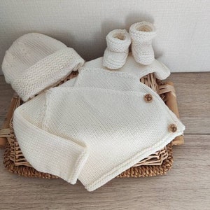 Ensemble brassière cache coeur bonnet et chaussons assortis en laine mérinos blanc cassé et boutons bois image 1