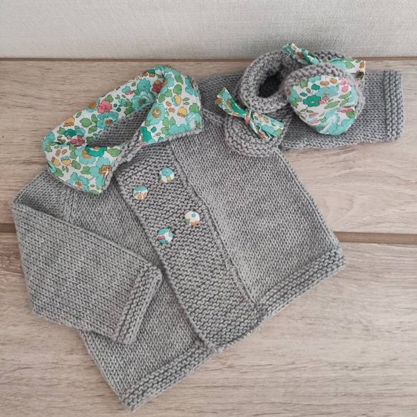 Veste, gilet bébé double boutonnage et chaussons assortis en laine mérinos grise tricotés main col et boutons recouvert de tissu liberty