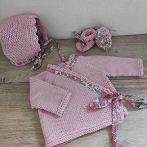 Ensemble bébé brassière, chaussons et béguin en laine mérinos rose et tissu liberty Betsy image 1