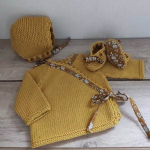 Ensemble bébé brassière, chaussons et béguin en laine mérinos moutarde et tissu liberty capel image 1