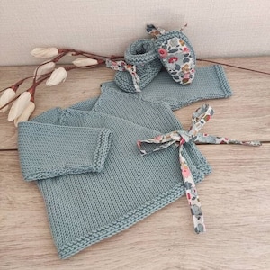 Ensemble brassière bébé cache coeur, layette tricotée à la main en laine céladon, chaussons assortis et tissu liberty betsy image 1