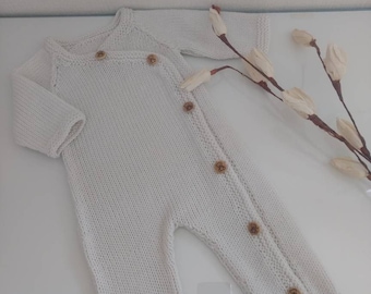 Pyjama bébé tricoté main en laine mérinos blanche associé à des boutons bois