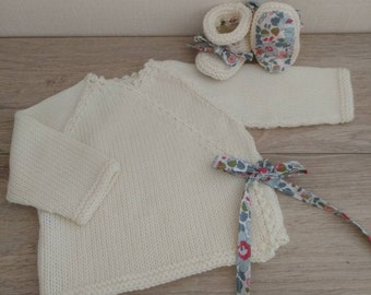 Ensemble brassière bébé cache coeur, layette tricotée à la main en laine blanc cassé, chaussons assortis et tissu liberty Betsy